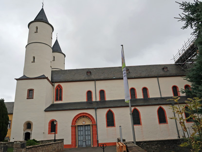 Kloster Steinfeld mit der romanischen Basilika liegt unmittelbar am Eifelsteig