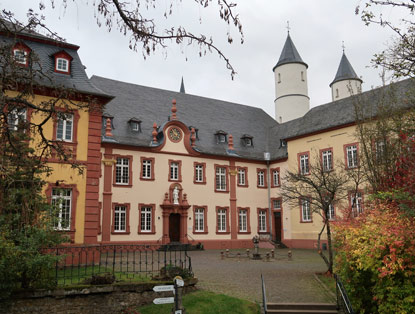 Das Hauptgebude des Klosters Steinfeld. Im Hintergrund die Basilika