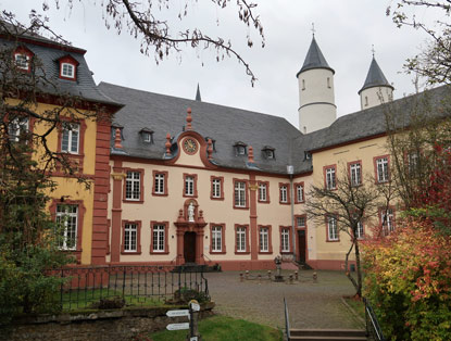 Das Hauptgebäude des Klosters Steinfeld. Im Hintergrund die Basilika