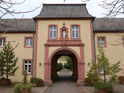 Der Eingang zum Kloster Steinfeld