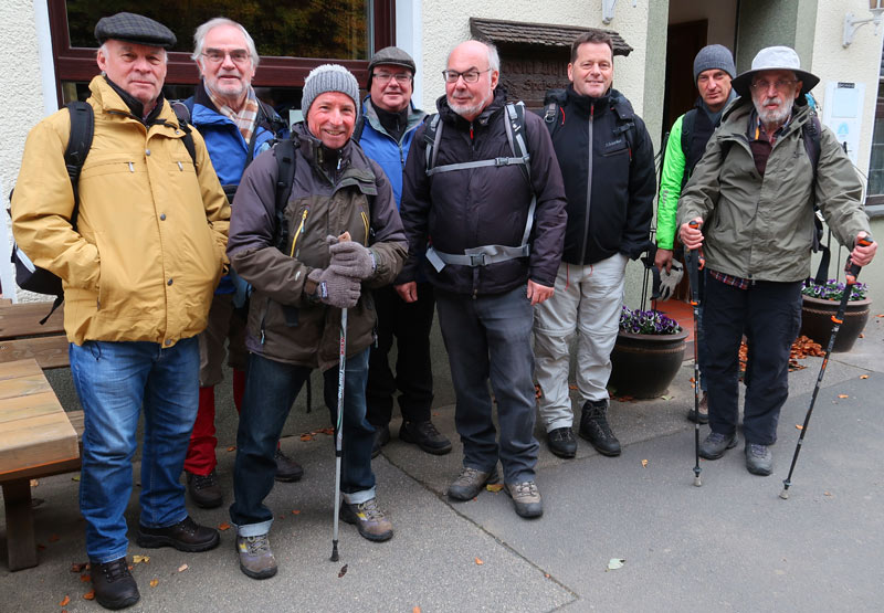 Wandergruppe vor dem Hotel Urfter Hof in Urft