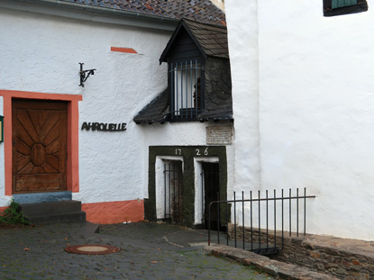 Die Ahrquelle unter einem Fachwerkhaus in Blankenheim