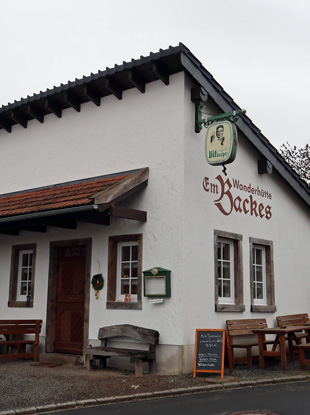 Wanderer-Htte am Eifelsteig im Ort Mirbach: Em Baxckes (Im Backhaus)