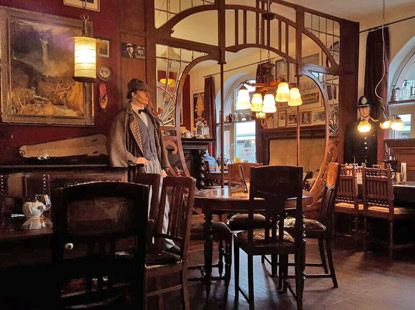 Im Café Sherlok im Kriminalhaus