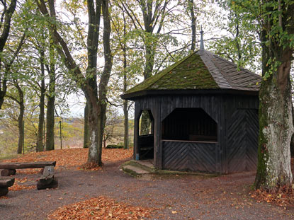 Schwedenschanze mit Schutzhtte vor Hillesheim