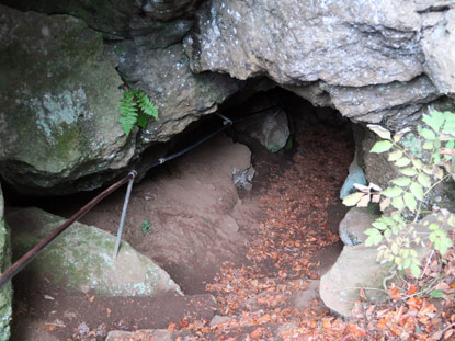 Mhlsteinhhle-Eingang bei Roth in der Eifel