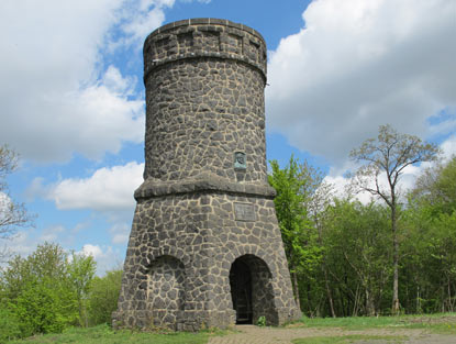 Wanderung Eifelsteig: Der Dronketurm auf dem Museberg (561 m) oberhalb dem Weinfelder Maar