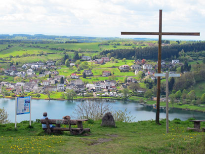 Eifelsteig: Blick vom Maarkeuz auf Schalkenmehren.