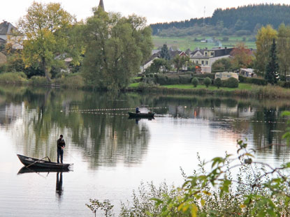 Schalkenmehrener Maar mit dem Ort Schalkenmehren