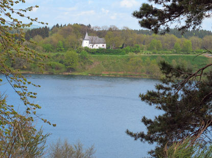 Eifelsteig: Weinfelder Maar (auch Totenmaar) mit der sagenumwobenen "Weinfelder Kapelle"