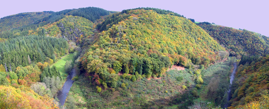 Von der Aussichtskanzel auf dem Burgberg blickt man in das Tal der Lieser