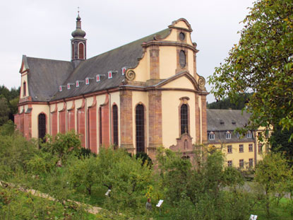 Die barocke Abteikirche, rechts das Klostergebude von Himmerod