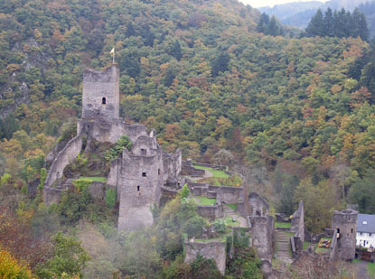 In Steinwurfweite zur Oberburg, die Niederburg von Manderscheid. Das Flsschen Lieser trennt beide Burge