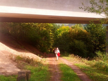 Vor Landscheid verluft der Eifelsteig unter der Autobahnbrcke A60 