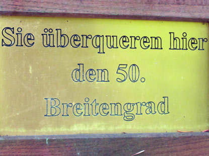 Am Hotel Viktoria berquert der Eifelsteig-Wanderer den 50. Breitengrad