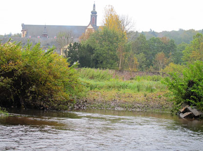 Blick von der Salm auf Kloster Himmerod 