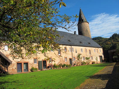 Innenhof der Burg Bruch. Blick auf die Zehntscheune.