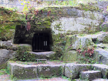 Oberhalb des Butzerbachtals trifft man auf ein rmisches Bergwerk "Ptzlcher" (=Wasserlcher), zum Abbau von  Kupfererzen