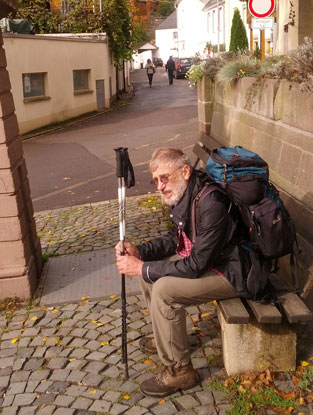 Warten am St. Jakobus Brunnen auf den Bus nach Trier. Apostel Jakobus ist der Schutzpatron von Biewer