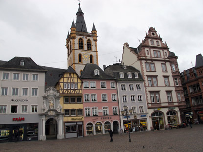 Der Hauptmarkt von Trier wird als der schnste Platz Deutschlands bezeichnet.