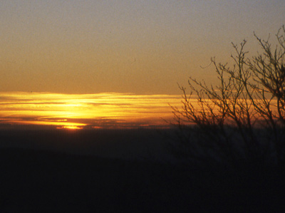 Wandern durch das Erzgebirge: Sonnenuntergang auf dem Schwartenberg beim Kurort  Seiffen