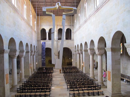 Innenraum der Stiftskirche St. Servatius mit dem modernen Aluminiumkreuz von 2006