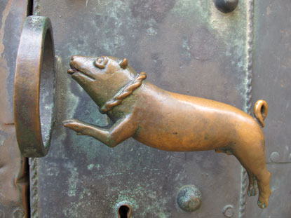 Trklinke am Haupteingang zur  Stiftskirche St. Servatius