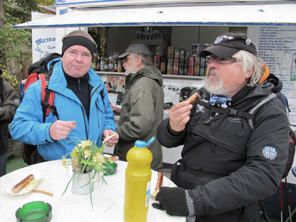 Am "Memo-Grill" vor dem Bahnhof in Thale strkten wir uns fr die Wanderung durch das Bodetal.