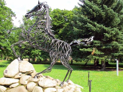 Der Hexen-Stieg geht durch den Kurpark von Thale. Vorbei an Wotans achtbeinigem Pferd Sleipnir.