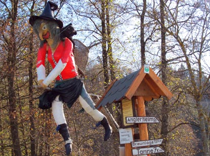 Im Harz trifft man berall auf Hexen (hier am Ortsrand von Knigshtte)