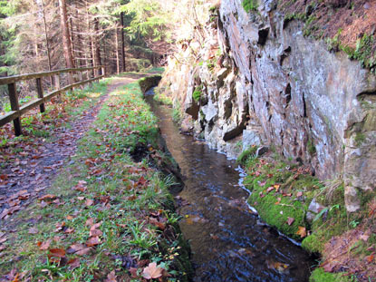 Um Silber, Blei, Kupfer und Eisen im Harz  zu gewinnen, wurde zum Betrieb von Wasser(schpf)rder 500 km Grben gebaut.