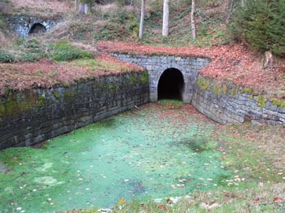 Die 1767 erbaute Huttaler Widerwaage, ein Wasserbecken, diente dazu, Wasser im Huttal anzustauen und bei Bedarf dem Hirschler Teich zuzufhren.