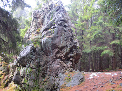 Der als Kletterfelsen beliebte  10 m hohe Ssestein 