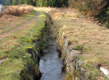 An wenigen Stellen des Sperberhaier Damms ist der Kanal zu sehen