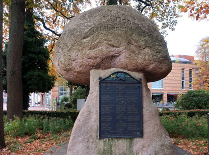 Aus Findlingen wurde das Gefallendenkmal in Buchholz in der Nordheide zudsammengesetzt. Es erinnert an die Gefalllenen des Ortes im 1. Weltkrieg