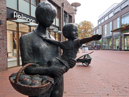 BBuchholz in der Nordheide: Bronestatue Mutter mit Kind  une einem Einkaufskorb mit pfeln