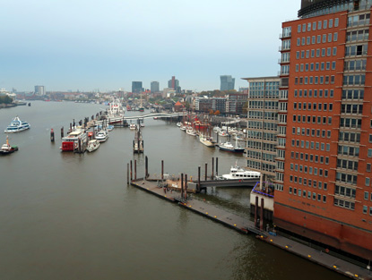 Blick von der Plaza der Elbphilharmonie auf den Hamburger Hafen