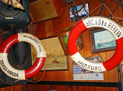 Haifisch-Bar in Hamburg Nhe Fischmarkt. Spruch an der Wand