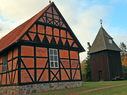 St. Magdalenen Kirche in Undeloh - Auenansicht mit GlockenturmHT MIT gLOCKENTURM