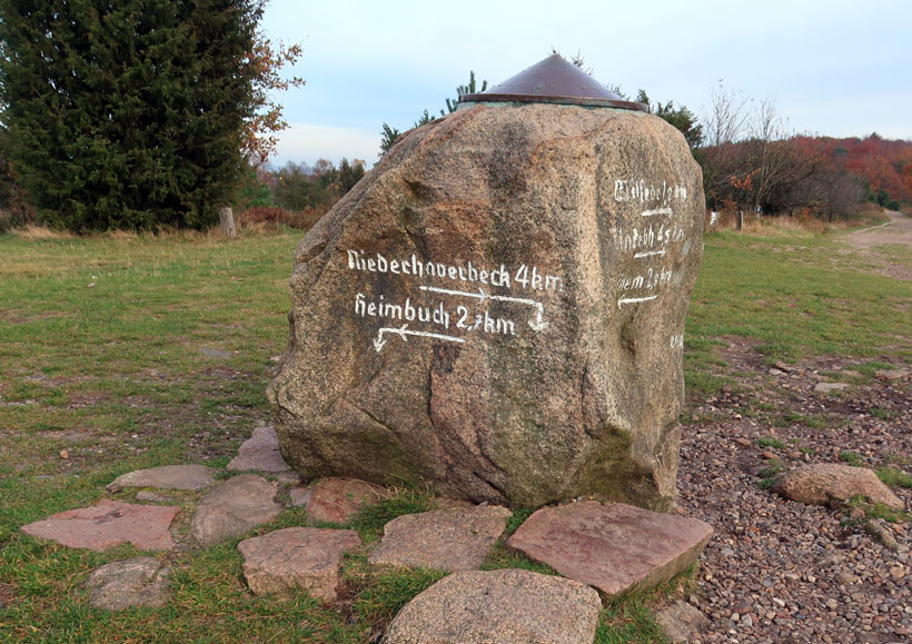 Gipfelstein auf dem Wilseder Berg, der mit 169,2 m höchsten Erhebung der Lüneburger Heide