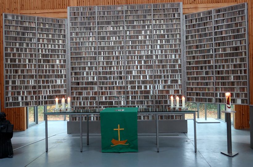 Eine Erde Altar in der ev- Eine-Welt-Kirche in Schneverdingen