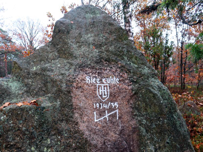 Ein Findling mit der Inschrift HL in der Nhe des Heidschnuckenwegs hat eine  ungewhnliche Geschichte