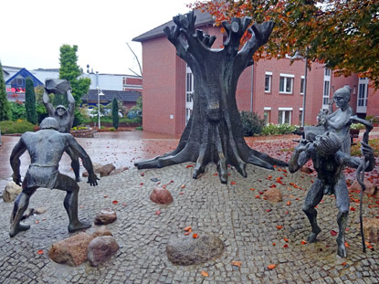 Stadtbrunnen von Schneverdingen beschreibt die heimischen Sagengestalten