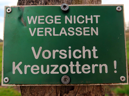 Im Pietzmoor werden die Besucher vor Kreuzottern gewarnt