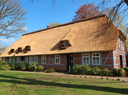 Heidschnuckenweg: reetgedecktes Gemeindehaus der ev. Kirche in Bispingen