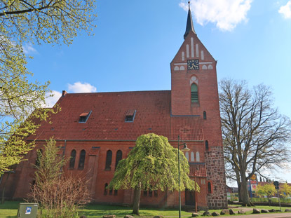 Heidschnuckenweg im Zentrum von Bispingen: St. Antonius-Kirche