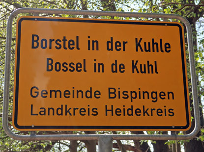 Heidschnucklenweg, Strassenschild vom Ort Borstel in der Kuhle