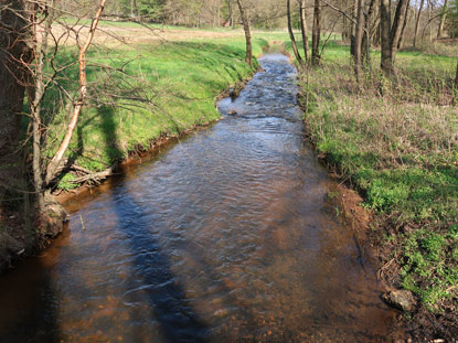 Heidschnuckenweg berquert vor dem Ort Htzel den Fluss Brunau