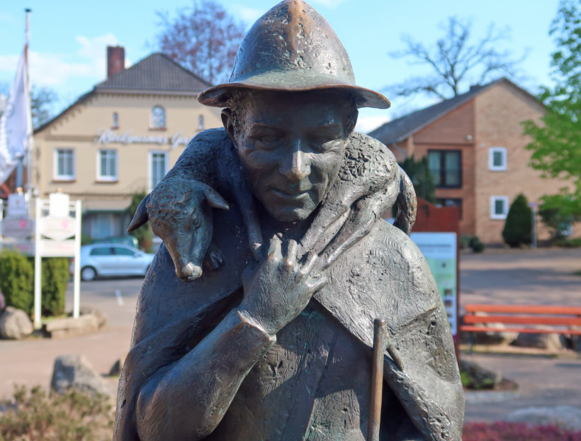 Bispingen - Denkmal Schfer mit seiner Herde im Zentrum des Ortes