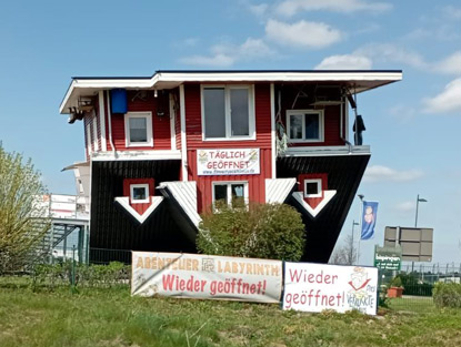 Verrcktes Haus im Industriegelnde bei Bispingen